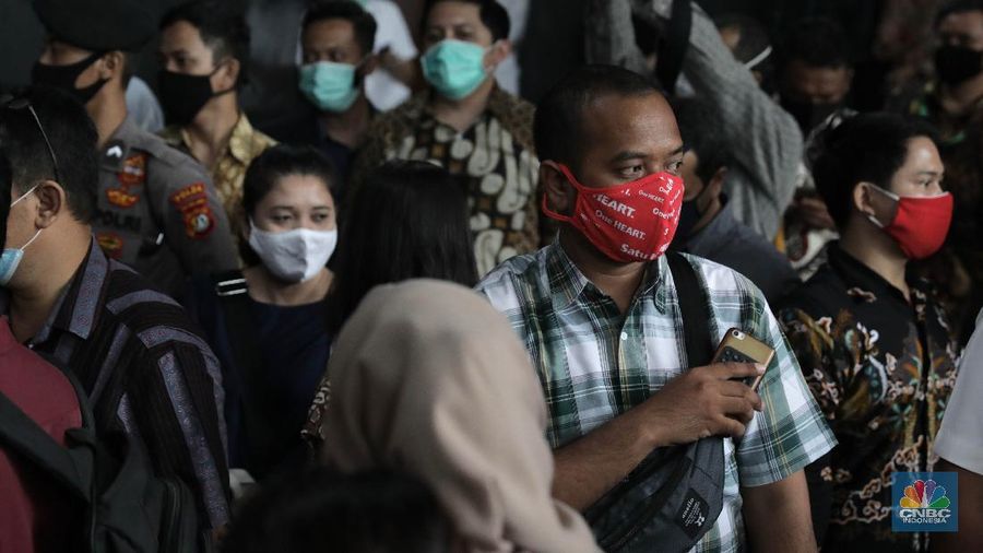 Kasus gagal bayar Koperasi Simpan Pinjam (KSP) Indosurya Cipta atau Indosurya Simpan Pinjam (ISP) terus berlanjut. Hari ini, Pengadilan Negeri Bungur, Jakarta Pusat, menggelar sidang verifikasi bilyet nasabah Indosurya.

Berdasarkan pantauan CNBC Indonesia di lapangan, tampak para nasabah sudah memadati kawasan PN Bungur, Jakpus, sejak pagi. Menurut Koordinator Nasabah Indosurya Melia, kehadiran mereka merupakan protes atas ketidakadilan dari skema perdamain yang ditawarkan hingga cicilan 10 tahun dan aset yang sudah di-mark up lima kali lipat. (CNBC Indonesia/ Muhammad Sabki)