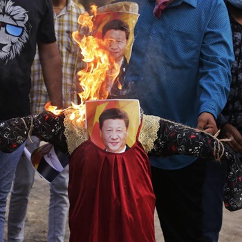 Boikot China Menggema, Warga India Bakar Poster Xi Jinping