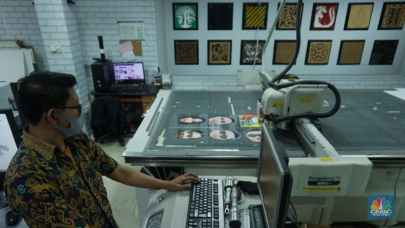 Produksi face shield (pelindung wajah) bergambar karakter personal wajah petugas kesehatan di Percetakan Bintang Sempurna di kawasan Bendungan Hilir, Jakarta. CNBC Indonesia/Tri Susilo