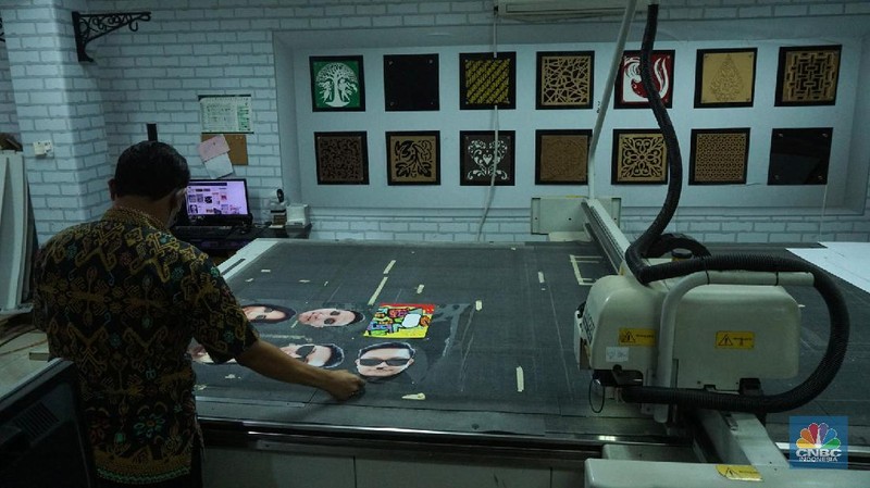 Produksi face shield (pelindung wajah) bergambar karakter personal wajah petugas kesehatan di Percetakan Bintang Sempurna di kawasan Bendungan Hilir, Jakarta. CNBC Indonesia/Tri Susilo