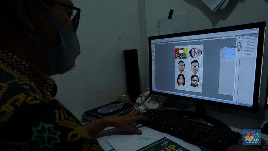 Produksi face shield (pelindung wajah) bergambar karakter personal wajah petugas kesehatan di Percetakan Bintang Sempurna di kawasan Bendungan Hilir, Jakarta. CNBC Indonesia/Tri Susilo