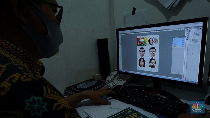 Produksi face shield (pelindung wajah) bergambar karakter personal wajah petugas kesehatan di Percetakan Bintang Sempurna di kawasan Bendungan Hilir, Jakarta. CNBC Indonesia/Tri Susilo