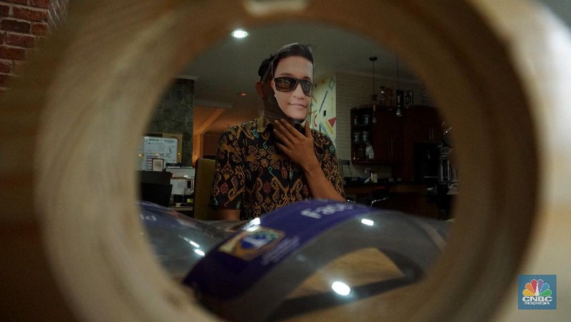 Produksi face shield (pelindung wajah) bergambar karakter personal wajah petugas kesehatan di Percetakan Bintang Sempurna di kawasan Bendungan Hilir, Jakarta. CNBC Indonesia/Tri Susilo