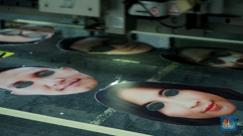 Produksi face shield (pelindung wajah) bergambar karakter personal wajah petugas kesehatan di Percetakan Bintang Sempurna di kawasan Bendungan Hilir, Jakarta. CNBC Indonesia/Tri Susilo