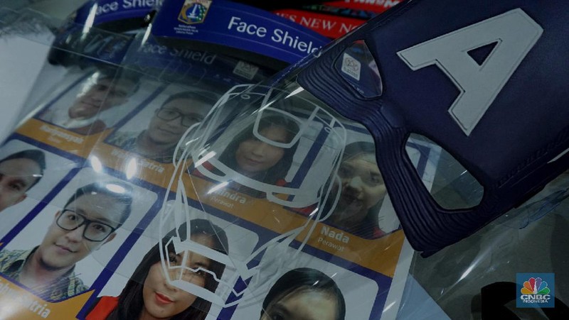 Produksi face shield (pelindung wajah) bergambar karakter personal wajah petugas kesehatan di Percetakan Bintang Sempurna di kawasan Bendungan Hilir, Jakarta. CNBC Indonesia/Tri Susilo