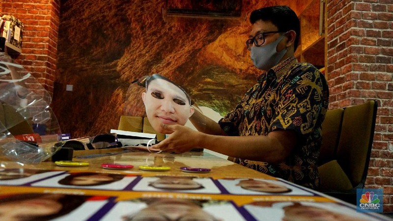 Produksi face shield (pelindung wajah) bergambar karakter personal wajah petugas kesehatan di Percetakan Bintang Sempurna di kawasan Bendungan Hilir, Jakarta. CNBC Indonesia/Tri Susilo