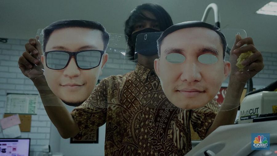 Produksi face shield (pelindung wajah) bergambar karakter personal wajah petugas kesehatan di Percetakan Bintang Sempurna di kawasan Bendungan Hilir, Jakarta. CNBC Indonesia/Tri Susilo