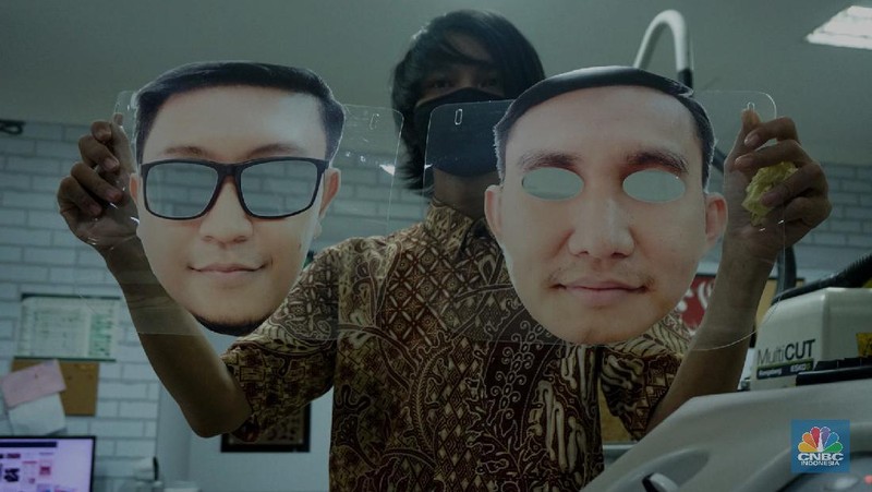 Produksi face shield (pelindung wajah) bergambar karakter personal wajah petugas kesehatan di Percetakan Bintang Sempurna di kawasan Bendungan Hilir, Jakarta. CNBC Indonesia/Tri Susilo