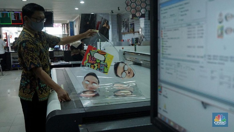 Produksi face shield (pelindung wajah) bergambar karakter personal wajah petugas kesehatan di Percetakan Bintang Sempurna di kawasan Bendungan Hilir, Jakarta. CNBC Indonesia/Tri Susilo