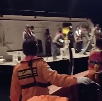 Ini Momen Penyelamatan Kapal Nelayan Tenggelam di Selat Sunda