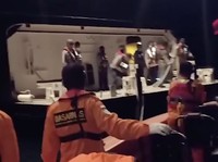 Ini Momen Penyelamatan Kapal Nelayan Tenggelam di Selat Sunda