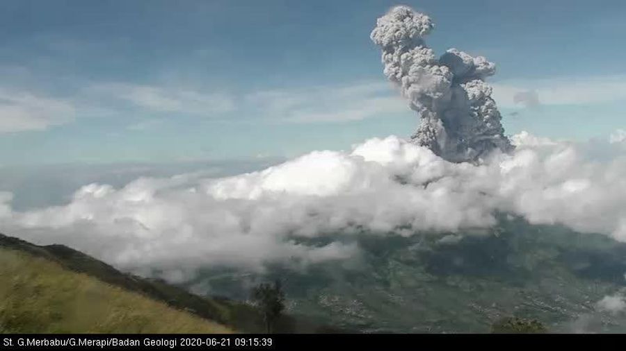 Erupsi di Gunung #Merapi tanggal 21 Juni 2020 pukul 09.13 WIB (Twitter @BPPTKG)