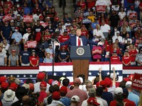 Kampanye Saat Pandemi, Pendukung Trump Tidak Gunakan Masker