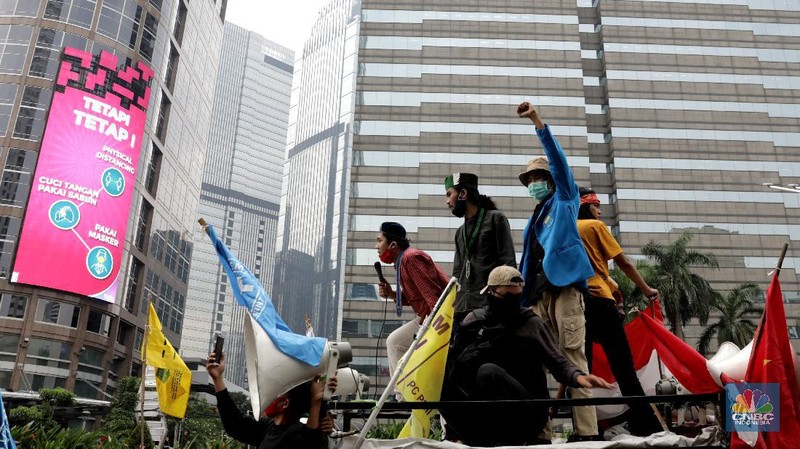 Demo saat New Normal. CNBC Indonesia/Muhammad Sabki