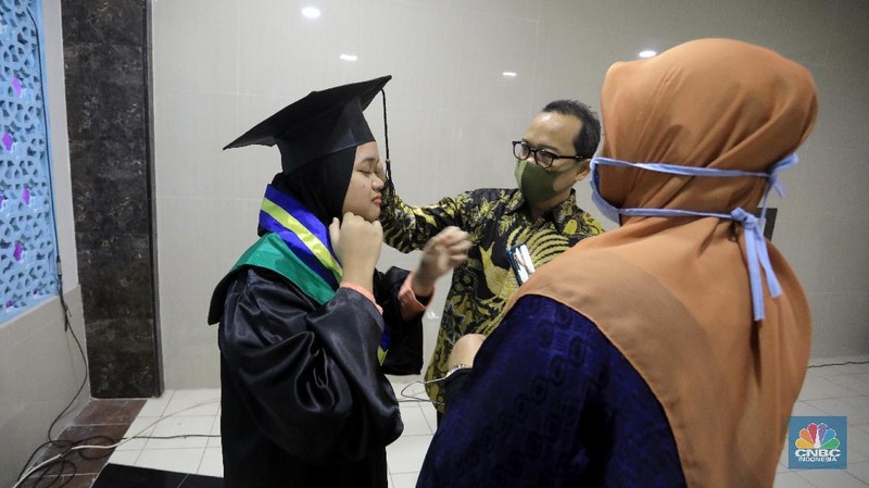 Ilustrasi Wisuda ditengah Pandemi Covid-19. CNBC Indonesia/Andrean Kristianto
