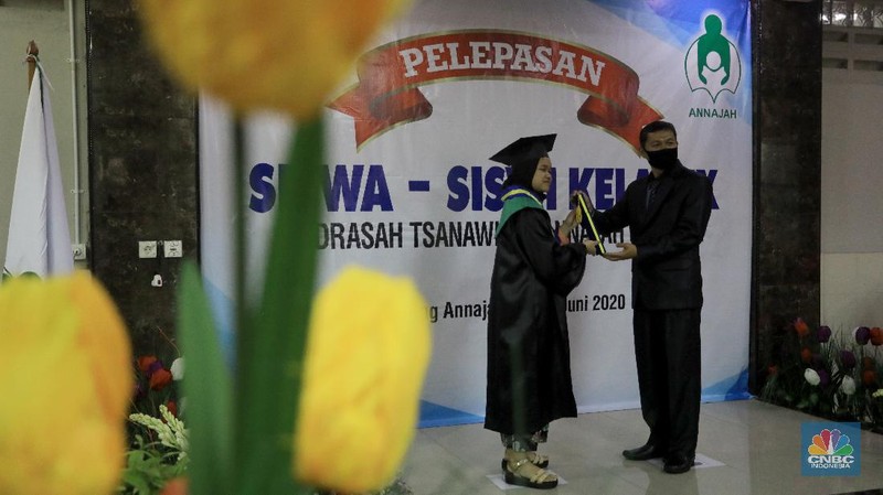 Ilustrasi Wisuda ditengah Pandemi Covid-19. CNBC Indonesia/Andrean Kristianto