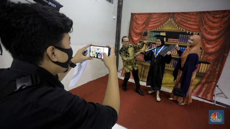 Ilustrasi Wisuda ditengah Pandemi Covid-19. CNBC Indonesia/Andrean Kristianto