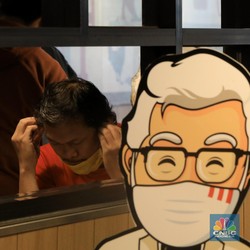 Ultah, Kolonel Sanders Bagi-bagi Kado untuk Pelanggan KFC