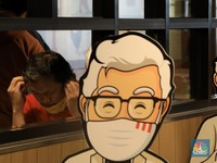 Ultah, Kolonel Sanders Bagi-bagi Kado untuk Pelanggan KFC