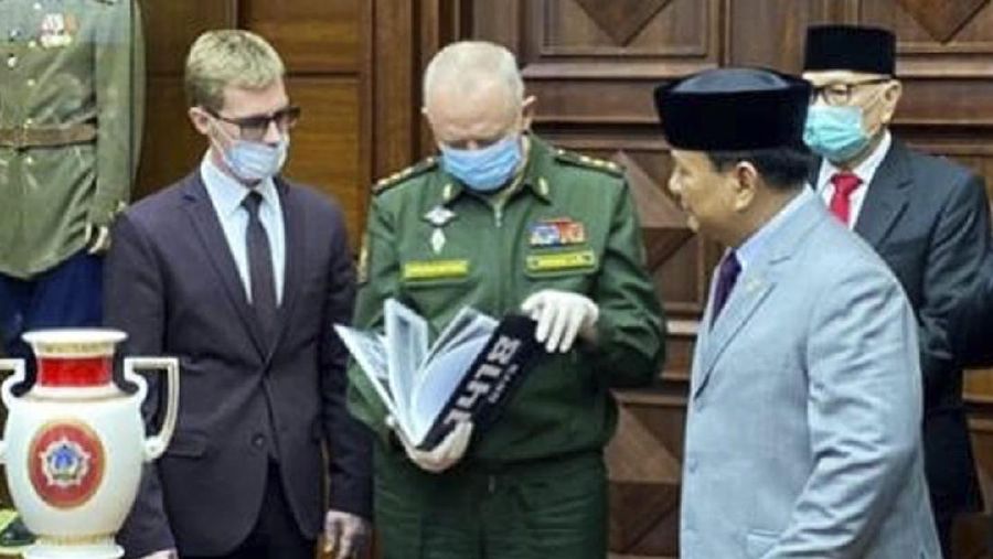 Menteri Pertahanan RI Prabowo Subianto, bertemu dengan Wamenhan Russia, Colonel General Alexander Fomin, Selasa (23/6) di Kantor Kemhan Rusia, di Moscow. (Dok. Twitter @Kemhan_RI)