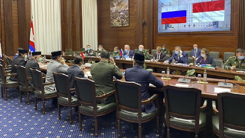 Menteri Pertahanan RI Prabowo Subianto, bertemu dengan Wamenhan Russia, Colonel General Alexander Fomin, Selasa (23/6) di Kantor Kemhan Rusia, di Moscow. (Dok. Twitter @Kemhan_RI)