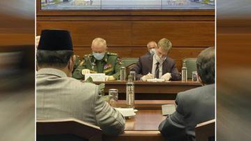 Menteri Pertahanan RI Prabowo Subianto, bertemu dengan Wamenhan Russia, Colonel General Alexander Fomin, Selasa (23/6) di Kantor Kemhan Rusia, di Moscow. (Dok. Twitter @Kemhan_RI)