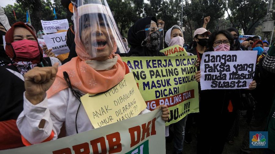 Orang tua siswa gruduk Balai Kota. CNBC Indonesia/Andrean Kristianto