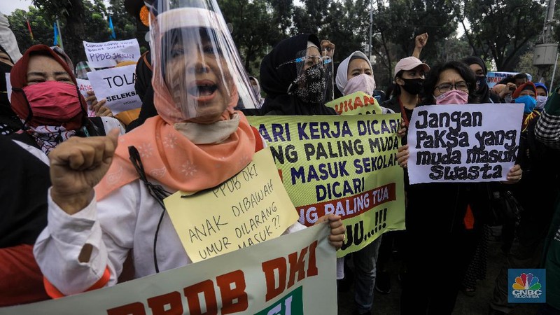 Orang tua siswa gruduk Balai Kota. CNBC Indonesia/Andrean Kristianto