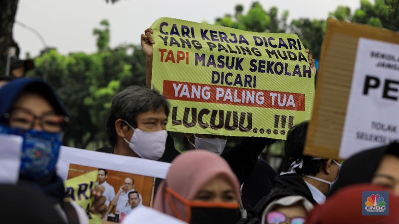 Orang tua siswa gruduk Balai Kota. CNBC Indonesia/Andrean Kristianto
