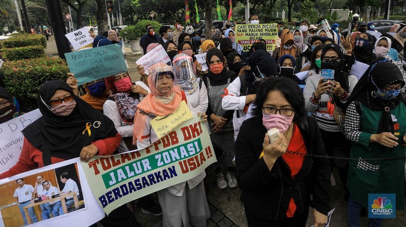 Orang tua siswa gruduk Balai Kota. CNBC Indonesia/Andrean Kristianto