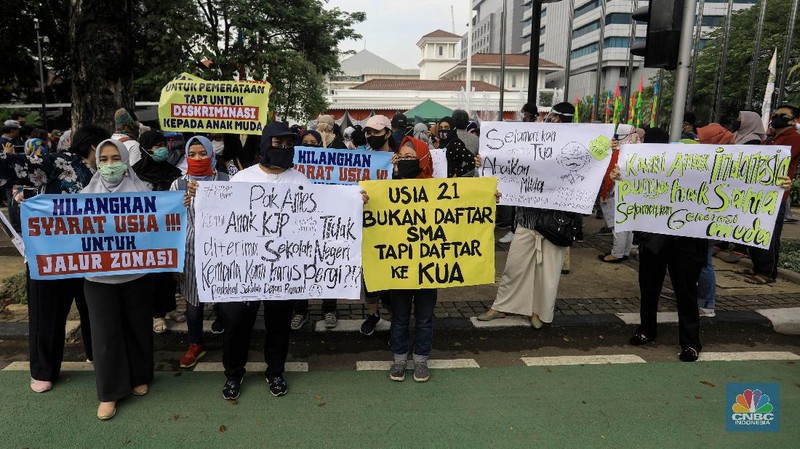 Orang tua siswa gruduk Balai Kota. CNBC Indonesia/Andrean Kristianto