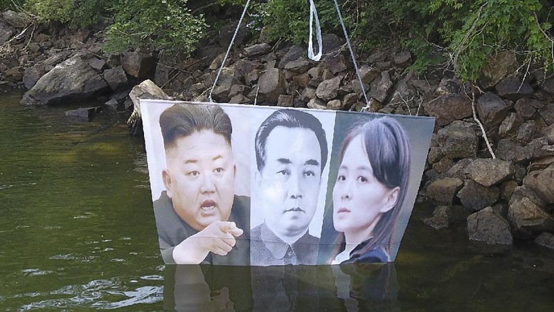 Selebaran yang dibuat oleh Korea Utara untuk sebarkan ke Korea Selatan. AP/Yang Ji-woong