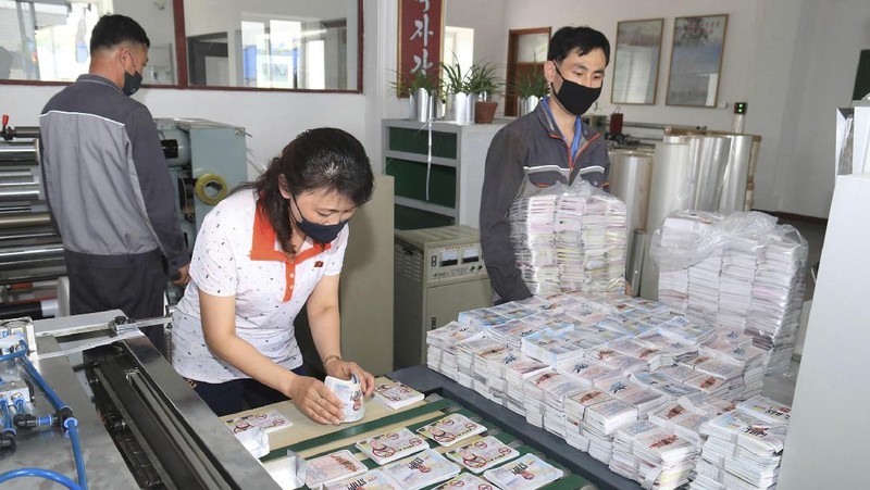 Selebaran yang dibuat oleh Korea Utara untuk sebarkan ke Korea Selatan. AP/Yang Ji-woong