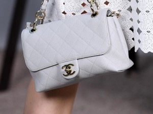Ratusan Tas Chanel Senilai Rp 19 Miliar Dimusnahkan, Ini Alasannya
