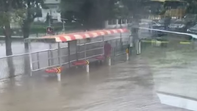 Banjir bandang di dekat Jurong Town Hall Road. Dok: Nicholas Ong/Ist