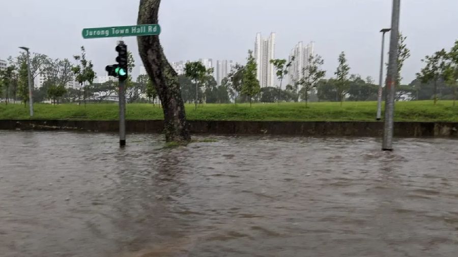 Banjir bandang di dekat Jurong Town Hall Road. Dok: Nicholas Ong/Ist