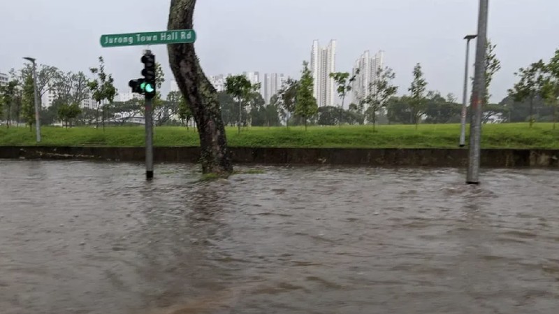 Banjir bandang di dekat Jurong Town Hall Road. Dok: Nicholas Ong/Ist