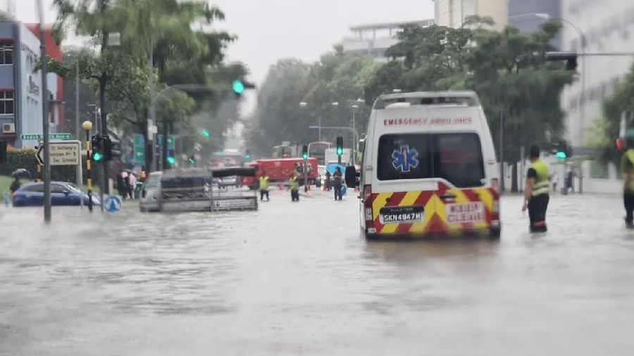 Banjir bandang di dekat Jurong Town Hall Road. Dok: Nicholas Ong/Ist