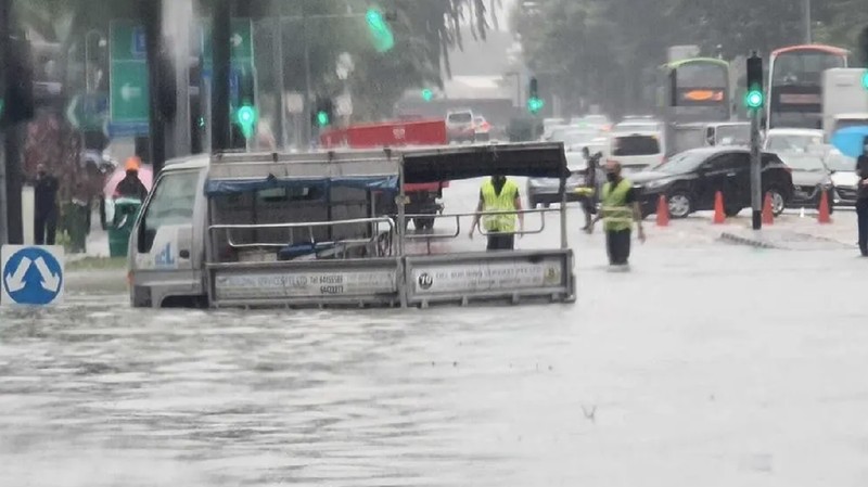Banjir bandang di dekat Jurong Town Hall Road. Dok: Nicholas Ong/Ist
