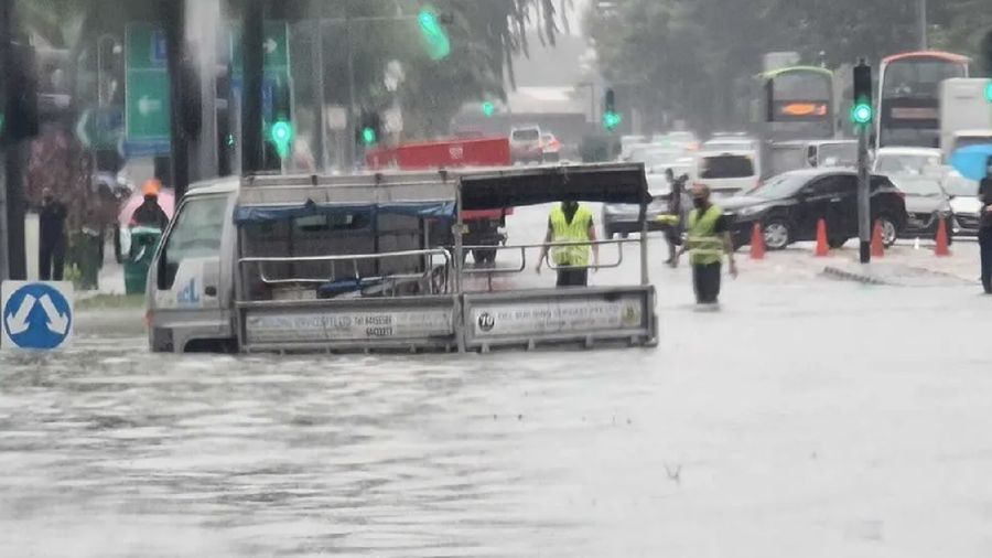 Banjir bandang di dekat Jurong Town Hall Road. Dok: Nicholas Ong/Ist