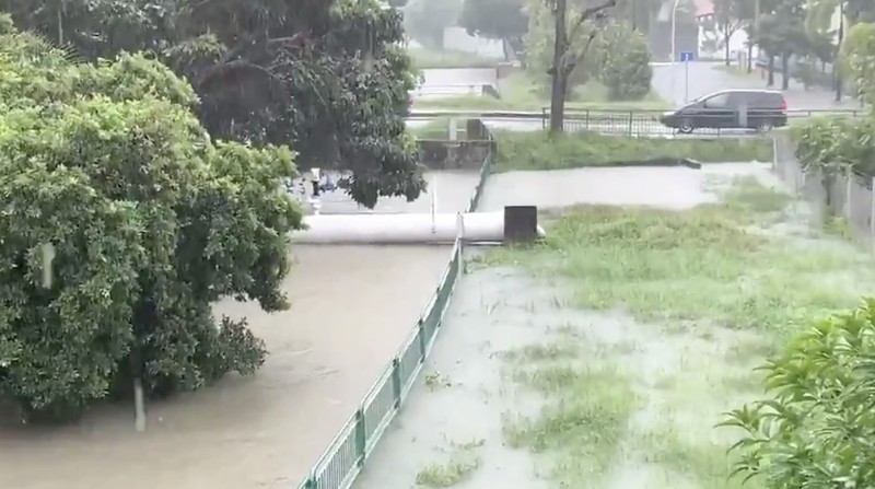 Banjir bandang di dekat Jurong Town Hall Road. Dok: Nicholas Ong/Ist