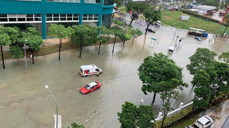 Banjir bandang di dekat Jurong Town Hall Road. Ist