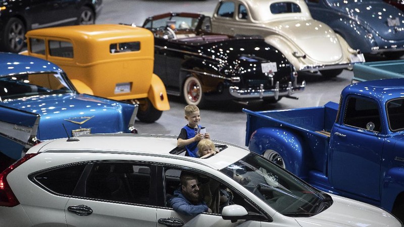 Pameran mobil Drive Thru di Canada. AP/Darryl Dyck