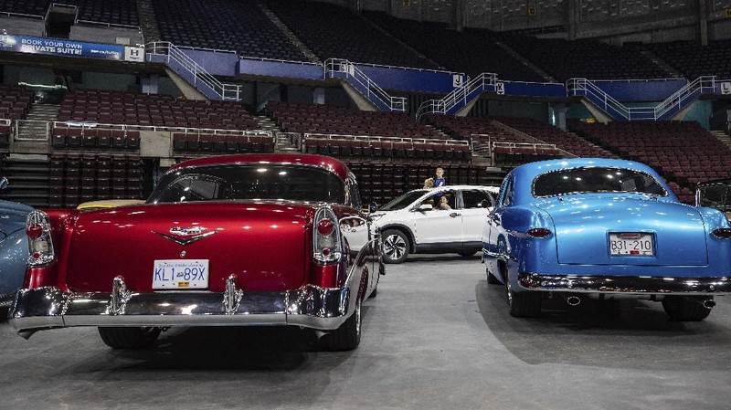 Pameran mobil Drive Thru di Canada. AP/Darryl Dyck
