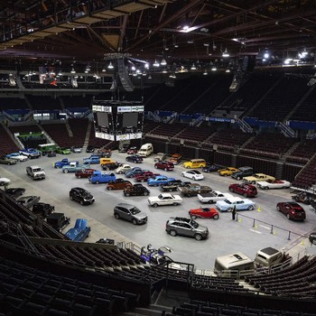 Unik! Pameran Mobil Klasik Digelar Drive Thru karena Corona
