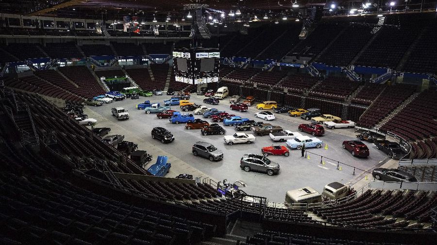 Pameran mobil Drive Thru di Canada. AP/Darryl Dyck