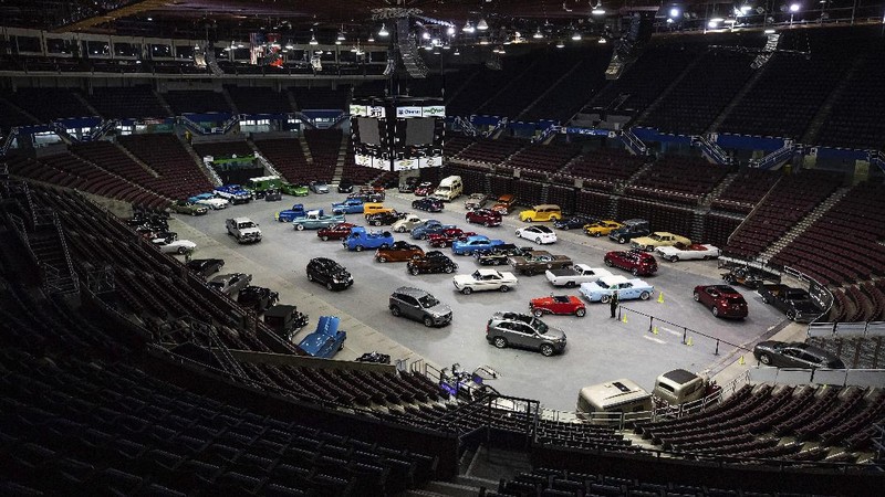 Pameran mobil Drive Thru di Canada. AP/Darryl Dyck
