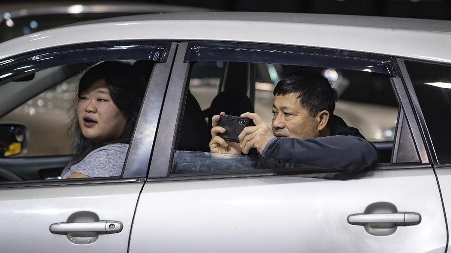 Pameran mobil Drive Thru di Canada. AP/Darryl Dyck