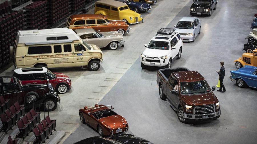 Pameran mobil Drive Thru di Canada. AP/Darryl Dyck