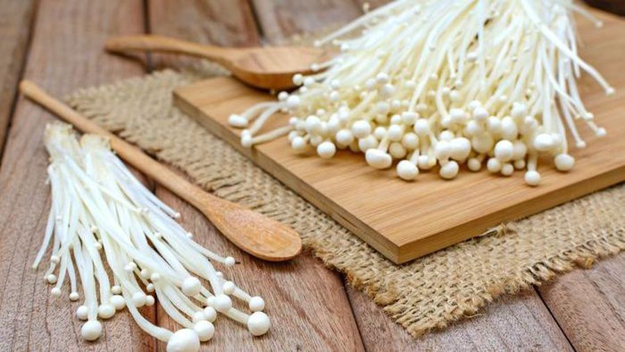 Jamur enoki. Ist